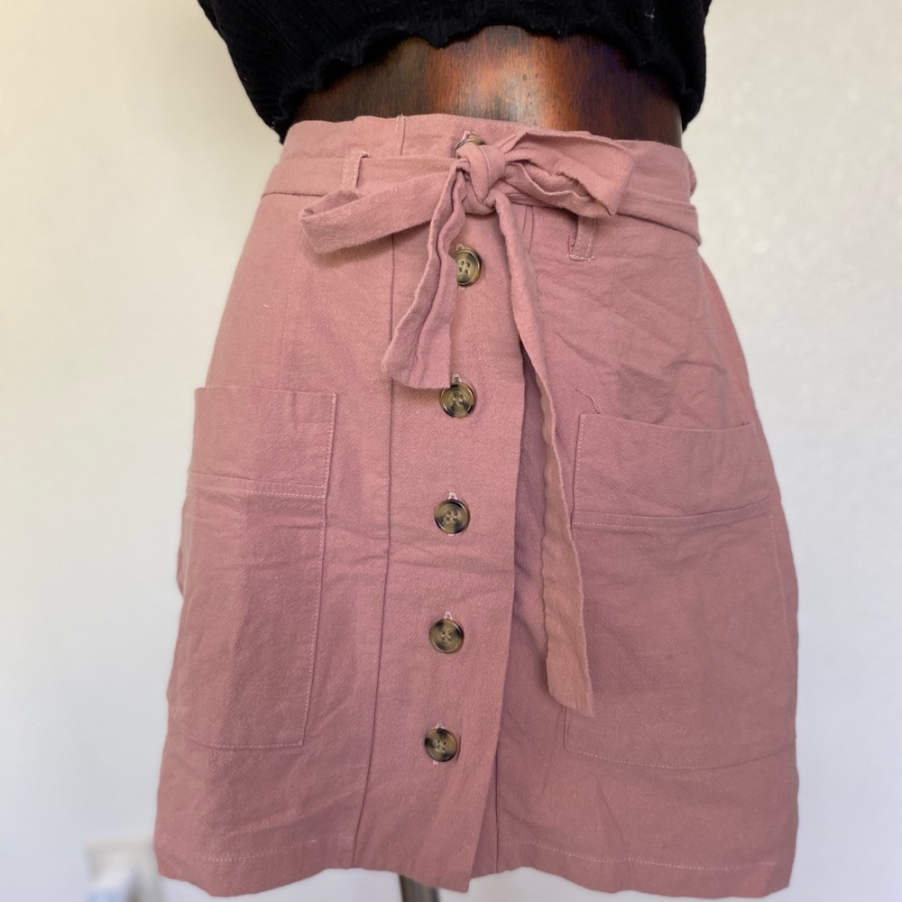 Pink skirt with two pockets.